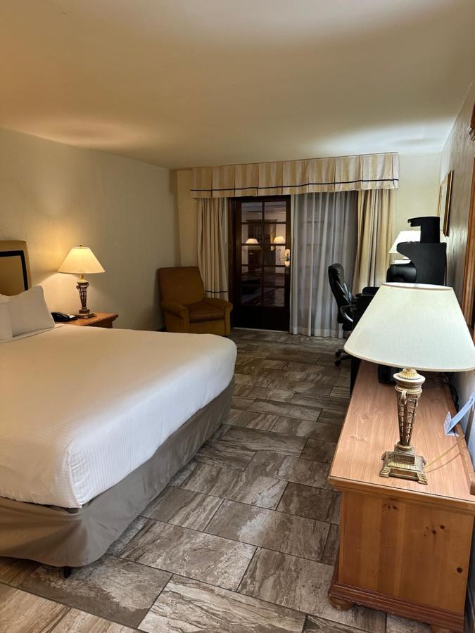 Ramada By Wyndham Las Cruces Hotel & Conference Center Exterior photo